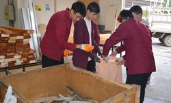 Şırnak'ta mobilya bölümü öğrencilerinden vatandaşlara yakacak desteği