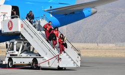 Şırnak'ta şampiyon sporculara çiçekli karşılama