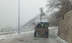 Uludere Belediyesinden buzlanmaya karşı yollarda tuzlama çalışması