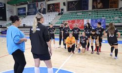 Veteran kadın hentbolcular sahada ter döküyor