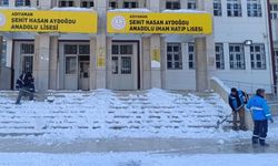 Adıyaman Belediyesi Okul Bahçelerindeki Karları Temizliyor