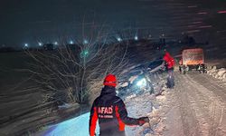 Adıyaman'da kar nedeniyle yolda kalan araç kurtarıldı