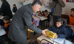 Batman Üniversitesi Rektörü Prof. Dr. Demir köy okulunda öğrencilerle buluştu