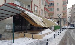 Batman'da bir iş yerinin sundurması çöktü