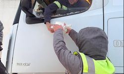 Batman'da yolda kalan araç sürücülerine yiyecek ikram edildi