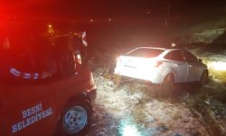 Besni’de Karlı Yolda Araç Şarampole Savruldu