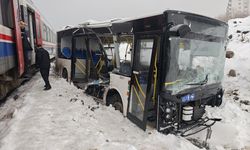 Diyarbakır'da belediye otobüsü trenle çarpıştı