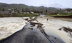 Düzce'de yükselen çay köy yolunu ulaşıma kapadı