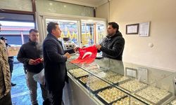 Eruh'ta esnaf ve vatandaşa Türk bayrağı dağıtıldı