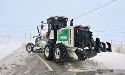 Gölbaşı'nda kar nedeniyle kapanan köy yollarında çalışmalar sürüyor