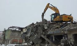 Gölbaşı'nda orta ve ağır hasarlı binaların yıkım çalışmaları devam ediyor