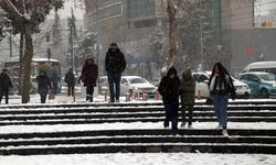 Gaziantep'te kar yağışı trafiği aksatıyor