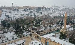 Karla kaplanan Balıklıgöl ve çevresindeki tarihi yapılar dronla görüntülendi