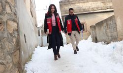 'Kırmızı yelekliler' ihtiyaç sahiplerine sosyal destek için karlı yolları aşıyor