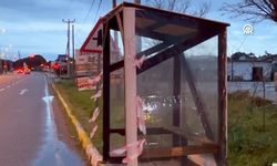 Liseye giden kızı ıslanmasın diye durak yaptı!