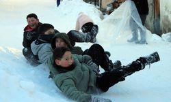 Çocuklar mahalle yolunu kızak pistine çevirdi