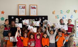 Mardin'de jandarma karnelerini alan öğrencilerin heyecanına ortak oldu