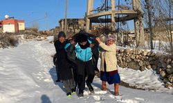 84 yaşındaki hastayı ambulansa kadar sırtında taşıdı