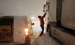 Mardin'de yolda kalan sürücü ve yolculara ikramda bulunuldu