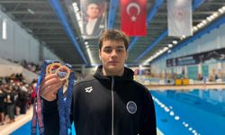 Milli Yüzücü K. Efe Kaya 3 Altın Madalya Kazandı