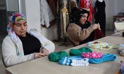 Görme engelli kız kardeşler el emeğiyle hayata tutunuyor