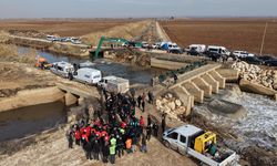 Şanlıurfa'da sulama kanalına düşen otomobilin sürücüsünü arama çalışmaları sürüyor