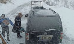 Siirt'te kardan yolu kapanan 2 köydeki hastalar ekipler tarafından hastaneye ulaştırıldı