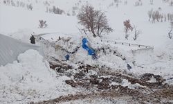 Şırnak'ta kardan çadırları çöken göçer aileler misafirhaneye yerleştirildi