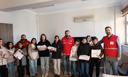 Kızılay Yenişehir'de öğrencilere eğitim seti dağıttı