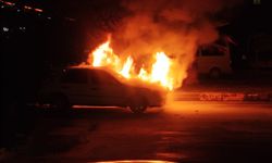 Adıyaman’da Seyir Halindeki Otomobil Alev Alev Yandı