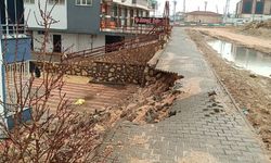 Besni'de sağanak yağış istinat duvarını yıktı