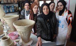 Diyarbakır'da ADEM'de faaliyet yürüten kadınlar, AA'nın 'Yılın Kareleri' oylamasına katıldı