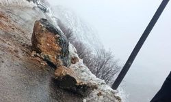 Gerger'de heyelan: Bahçeler yolu ulaşıma kapandı