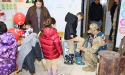 Sason'da jandarmadan öğrencilere kışlık giyecek desteği