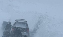 Sivas'ta karda aracıyla mahsur kalan kişi kurtarıldı