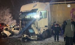 Tır ile çarpışan SUV tipi araçtaki 4 kişi hayatını kaybetti