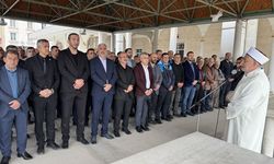 Okul saldırısında ölenlere gıyabi cenaze namazı kılındı