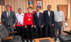 Kaymakam Aslan ve Ali Erdemoğlu'ndan Dünya Şampiyonuna Ödül