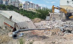 Besni'de Heyelan Tehlikesi Altındaki İki Ev Yıkıldı