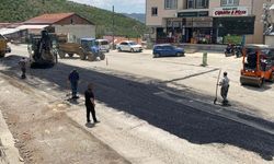 Çelikhan'da bozulan yollara asfalt serimi başladı