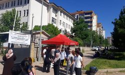 Diyarbakır'da YKS'ye giren öğrenci ve ailelerine su ikram edildi