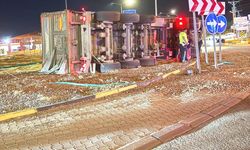 İslahiye'de devrilen arpa yüklü tırın sürücüsü yaralandı