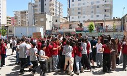Kurtalan'da okul yöneticilerine öğrencilerinden veda