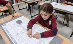 İlkokul öğrencilerine model uçak atölyesinde eğitim