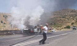 Siirt'te hafif ticari araç yandı, kullanılamaz hale geldi