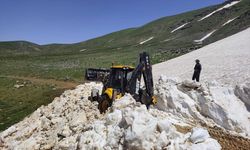 Uludere Belediyesi Meydan Yaylası yolunda çalışma yürütüyor