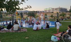 Adıyaman'da çocuklar sıcaktan su parklarında serinliyor