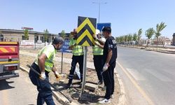 Adıyaman'da hasarlı trafik levhaları yenileniyor