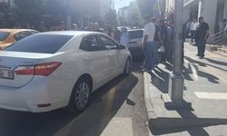 Adıyaman’da Kontrolden Çıkan Otomobil Direğe Çarptı