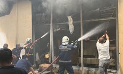 Adıyaman'da yangına müdahale eden itfaiyecilerden 2'si dumandan etkilendi, 1'i yaralandı